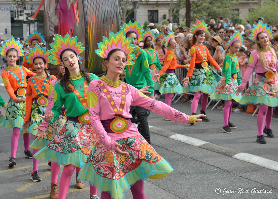 Défilé Biennale de la Danse Lyon 2018 - "L'Oiseau de Feu" (La Manufacture - Aurillac) de Vendetta Mathea - Surya Berthomieux - Chloé Longueville - Margaux Devanne - Gilles Rhode et Brigitte Burdin - Cie Transe Express