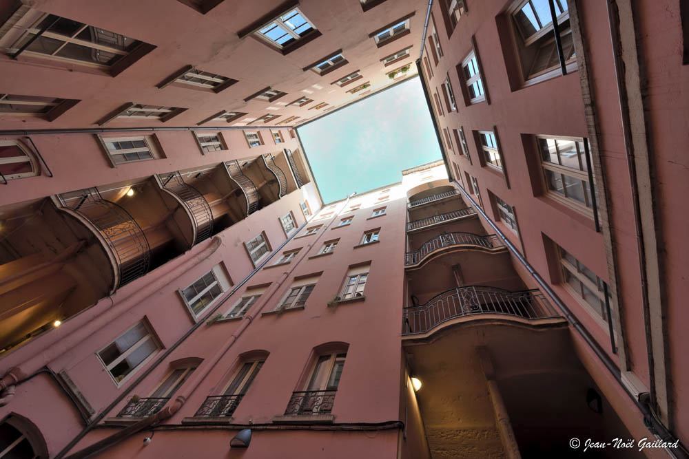 Lyon - Petite rue des Feuillants - cour intérieure